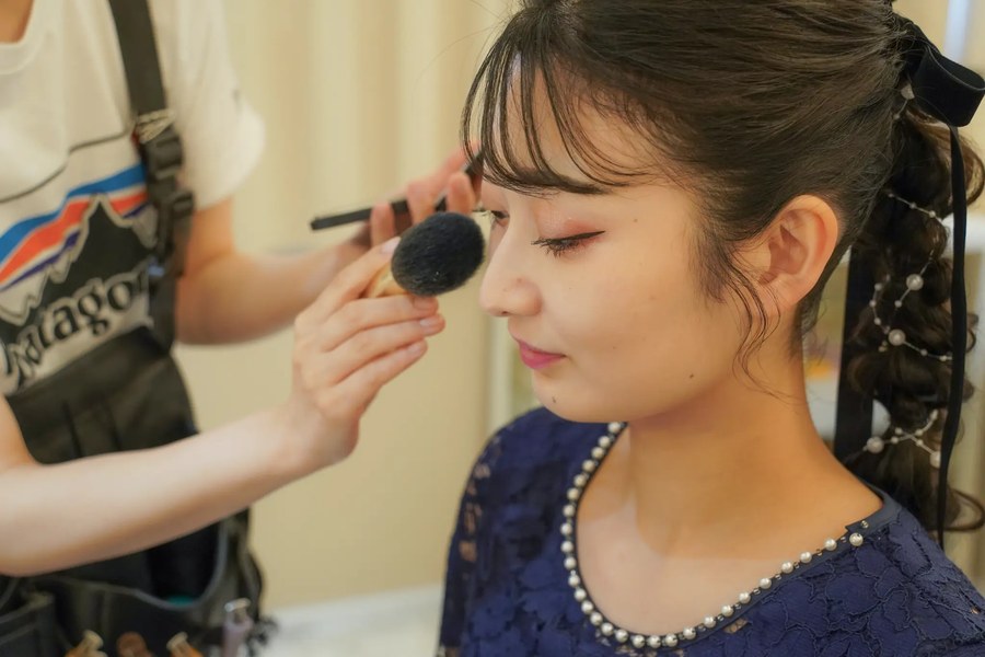 パウダーブラシでメイク中の施術シーン