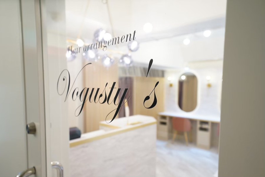 Vogusty'sの入口ガラスドア