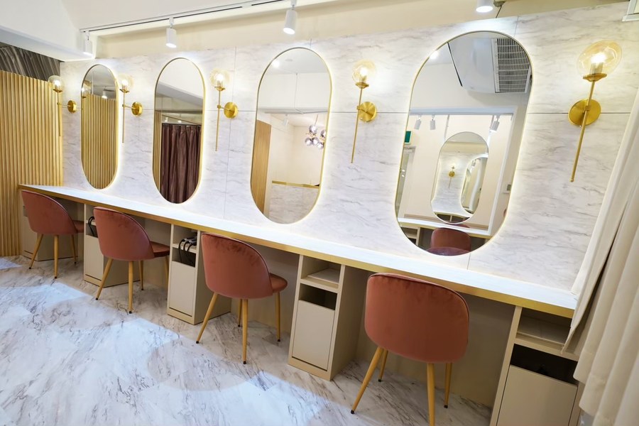 サロン内部（マーブル調・ピンクチェア）