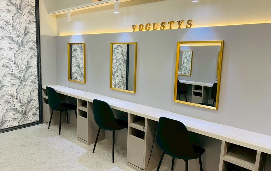 店内（VOGUSTYSロゴ入り）