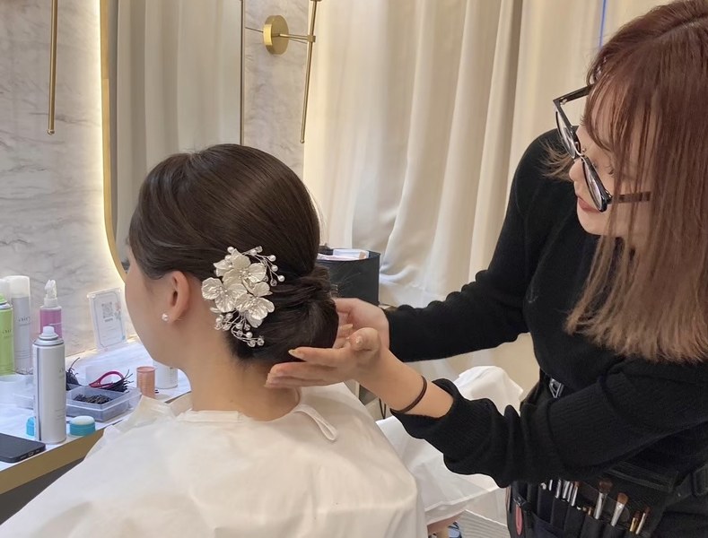 ブライダルヘアセットの施術シーン