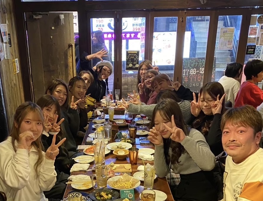 スタッフ全員での食事会—みんな笑顔で盛り上がっています