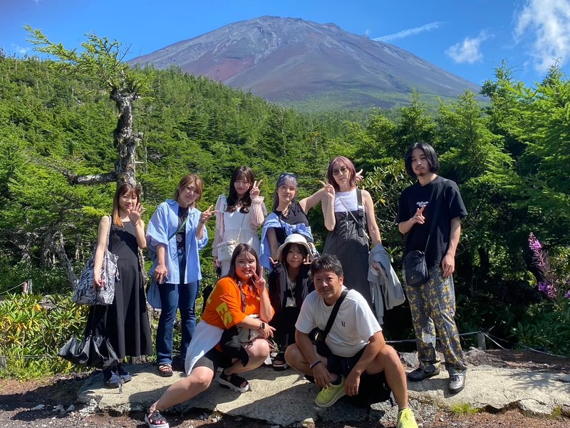 スタッフ全員での社員旅行（富士山バックで集合写真）